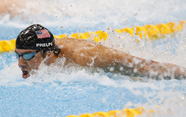 La gran final: Michael Phelps nada su tramo del relevo combinado 4x100 para agregar  otra presea dorada.