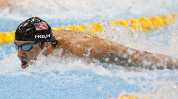 La gran final: Michael Phelps nada su tramo del relevo combinado 4x100 para agregar  otra presea dorada.