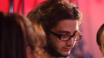 El joven director José María Cabral (de lentes), durante la filmación de una escena de su primer película.