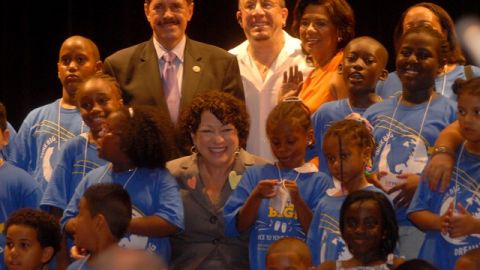 La juez del Tribunal Supremo Sonia Sotomayor (c.), el congresista José Serrano (i.), el músico Bobby Sanabria (c.) y Sonia Manzano de Sesame Street (d.),  rodeados por un grupo de pequeños en el acto del Museo del Niño.