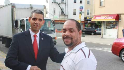 Louis Ortiz o el "Obama boricua", saluda a un transeúnte que parece sorprenderse con esta visita no anunciada del mandatario.