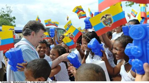 El presidente de Colombia, Juan Manuel Santos,durante una visita ayer a la población de Tenerife, en el departamento del Magdalena.