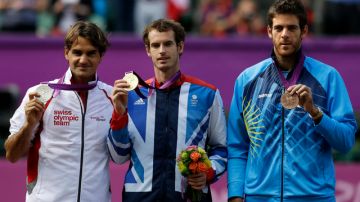 Desde la izquierda los medallistas del torneo de tenis olímpico masculino:  Roger Federer, plata;  Andy Murray, oro, y   Juan Martín del Potro,  bronce.