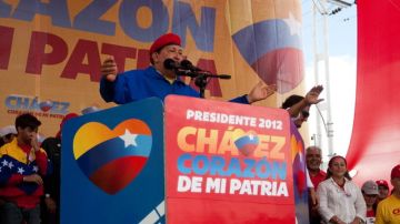 El presidente venezolano, Hugo Chávez, participa ayer en un acto de campaña por su reelección  en Valencia, acompañado del actor estadounidense