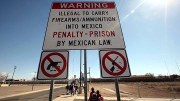 Diez de cada 100 personas que cruzan la frontera mexicana son inspeccionadas por las autoridades. Miles de armas encuentran el paso libre.