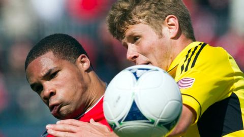 Kirk Urso (der.) cuando disputaba un juego ante el Toronto el 31 de marzo.