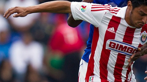 Chivas de Guadalajara lograron el primer punto del torneo al igualar sin goles con el local Cruz Azul.