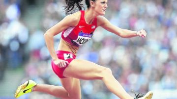 Georganne Moline, de Estados Unidos, compitiendo durante la eliminatoria de los 400 metros con vallas en el Estadio Olímpico.
