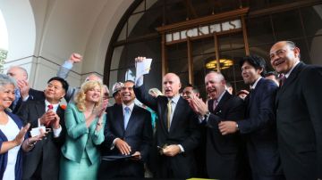 Jerry Brown (centro) autoriza el pago de $68 mil millones para el tren bala.