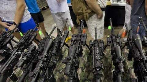 Rifles en  venta en Muestra Nacional de Armas, en Centro de Exposiciones Dulles de Chantilly, Virginia.