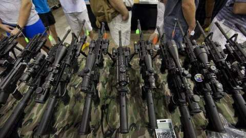 Rifles en venta en Muestra Nacional de Armas, en Centro de Exposiciones Dulles de Chantilly, Virginia.