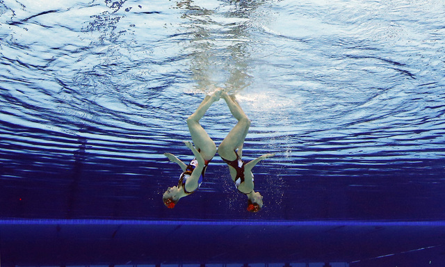 Las rusas Natalia Ischenko y Svetlana Romanshina compiten en la ronda preliminar de ayer del nado sincronizado, en el evento del dueto.