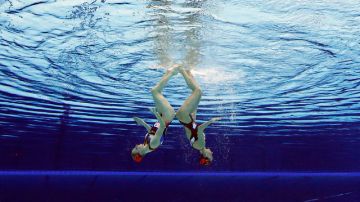 Las rusas Natalia Ischenko y Svetlana Romanshina compiten en la ronda preliminar de ayer del nado sincronizado, en el evento del dueto.