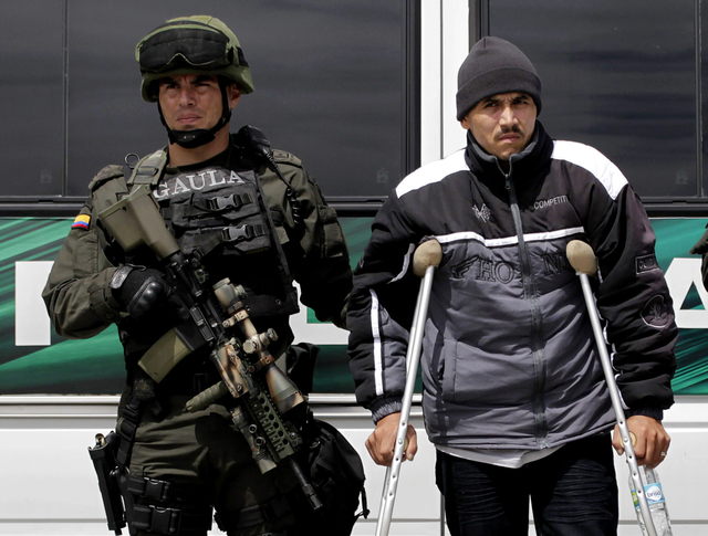 Integrantes de la Policía  presentan a Edilson Castro López, alias "Jairo" o "Chicanero"  en Bogotá (Colombia) luego de ser detenido en Ecuador.