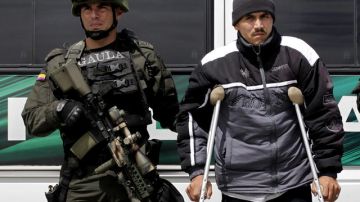 Integrantes de la Policía  presentan a Edilson Castro López, alias "Jairo" o "Chicanero"  en Bogotá (Colombia) luego de ser detenido en Ecuador.