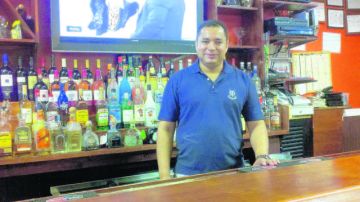 Alex Martínez, propietario del restaurante Tres Sabores en Hempstead, comenta que el área la mayoría de bodegas y "delis" sirven comida salvadoreña.