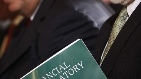Bernanke (izq.) asegura que hay que buscar medidas mejores para incentivar el bienestar económico.