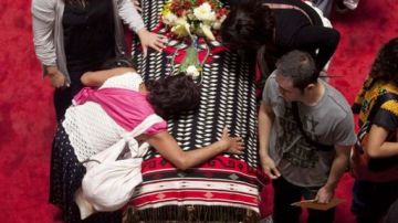 Personas rodean el féretro de la cantante Chavela Vargas durante un homenaje que se le rindió el 7 de agosto de 2012, en el Palacio de Bellas Artes de Ciudad de México.