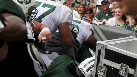 Ante periodistas y aficionados presentes, varios jugadores de los Jets se enfrascaron en una pelea el lunes en una práctica.