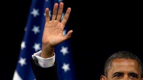 En esta foto de archivo se observa al presidente Barack Obama en compañía del exmandatario Bill Clinton.