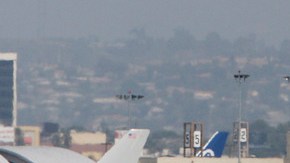 American Airlines, la tercera compañía de transporte aéreo más grande del país, dijo que las multas no son definitivas y solicitó disminuir las reclamaciones.