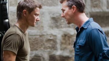 Jeremy Renner (izq.) y Edward Norton, cara a cara en 'The Bourne Legacy', que se estrena mañana en salas de cines.