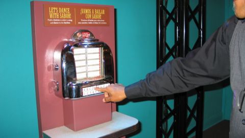 'Sabor Americano' presenta un recorrido de la música latina en los Estados Unidos desde la Segunda Guerra Mundial hasta ahora con fotos, música y artefactos de los cantantes  y músicos.