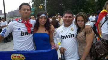 Desde la izquierda,  Lerby Velásquez, Joselyn Izurieta,  Willian Castañeda y Karina Santos acudieron al partido de ayer   en el Yankee Stadium.