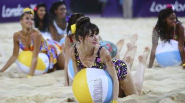 Las porristas actúan en un receso de uno de los partidos del voleibol de playa en Londres.