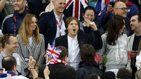 Paul McCartney en el Estado Olímpico con su hija Stella y su esposa Nancy Shevell.