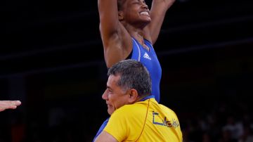 Jackeline Rentería festeja junto a un delegado la medalla de bronce en lucha.
