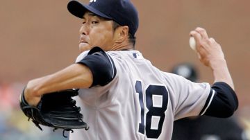 El abridor de los Yankees Hiroki Kuroda hace un lanzamiento en las entradas iniciales del partido de ayer.