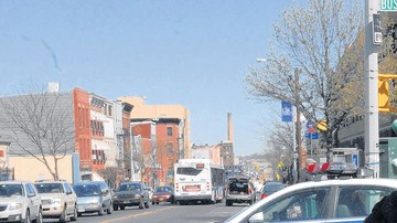 Patrullas de la policía monitorean el barrio Bushwick, en Brooklyn