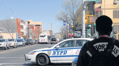 Patrullas de la policía monitorean el barrio Bushwick, en Brooklyn