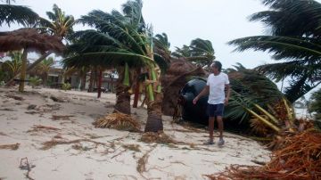 Aspectos del paso del huracán Ernesto por las costas del poblado de Mahahual, en Yucatán, México.