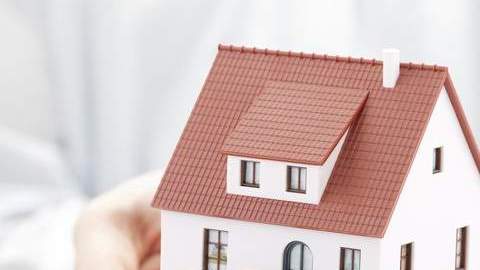 Si usted vive en una casa, mantenga la puerta trasera y las ventanas del sótano siempre cerradas.