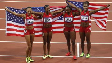 De izquierda a derecha, las atletas estadounidenses Allyson Felix, Carmelita Jeter, Bianca Knight y Tianna Madison, celebran el triunfo en la prueba de relevos 4x100 en los Juegos Olímpicos de Londres.