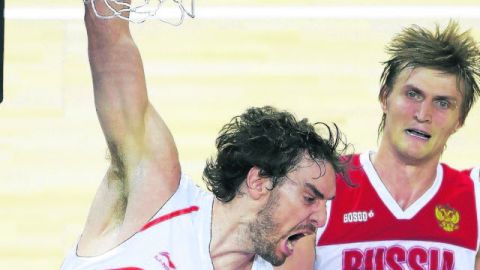 Pau Gasol encesta durante la semifinal de baloncesto que ganó España a Rusia 67-59 ayer. Ahora el quinteto ibérico irá por el oro.