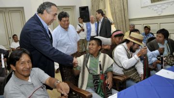 El ministro del Interior, Federico Rengifo (2i), se reunión con líderes indígenas del norte del Cauca, departamento en el que se desató  el movimiento de los nasas .