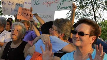 Un grupo que apoyan las peticiones de las monjas integrantes de la Conferencia de Mujeres Religiosas realizó un rally respaldando al grupo en St. Louis.
