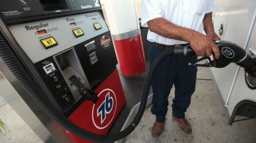 Los bolsillos de los consumidores son los directamente afectados con este repentina alza del precio de la gasolina.