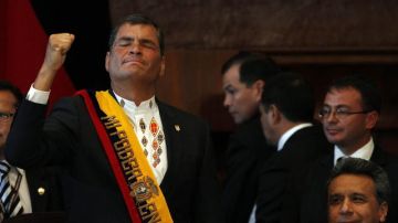 El presidente ecuatoriano, Rafael Correa (i), saluda junto al vicepresidente Lenin Moreno (d-abajo), a su llegada ha la sede de la Asamblea Nacional.