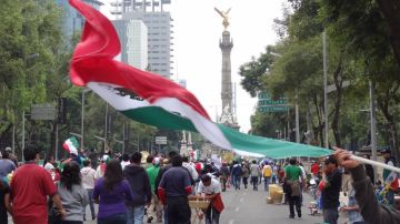 Mexicanos caminan hacia Ángel de La Independencia para celebrar el triunfo del "Tri".