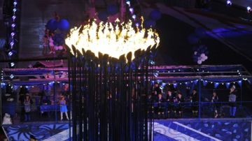 La llama Olímpica arde durante la Ceremonia de Clausura de los Juegos Olímpicos.