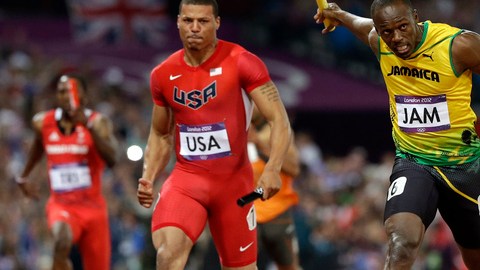 El atleta jamaiquino Usain Bolt cruza la meta adelante del estadounidens Ryan Bailey, para ganar el relevo 4x100 ayer en el Parque Olímpico.