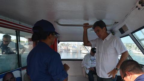 El presidente del Movimiento Democracia, Ramón Saúl Sánchez, habla con la Guardia Costera estadounidense, ayer,  antes de zarpar.