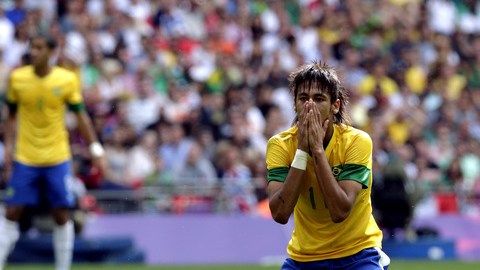 Neymar se lamenta la derrota de Brasil ante México en la final del torneo de fútbol olímpico.