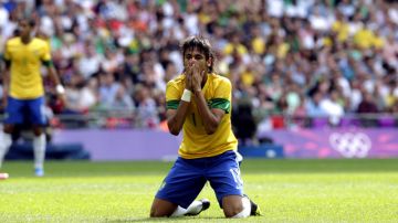 Neymar se lamenta la derrota de Brasil ante México en la final del torneo de fútbol olímpico.