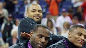 El equipo de EEUU celebra el oro del básquetbol de los Juegos Olímpicos.