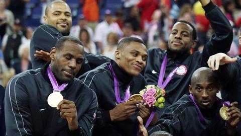 El equipo de EEUU celebra el oro del básquetbol de los Juegos Olímpicos.
